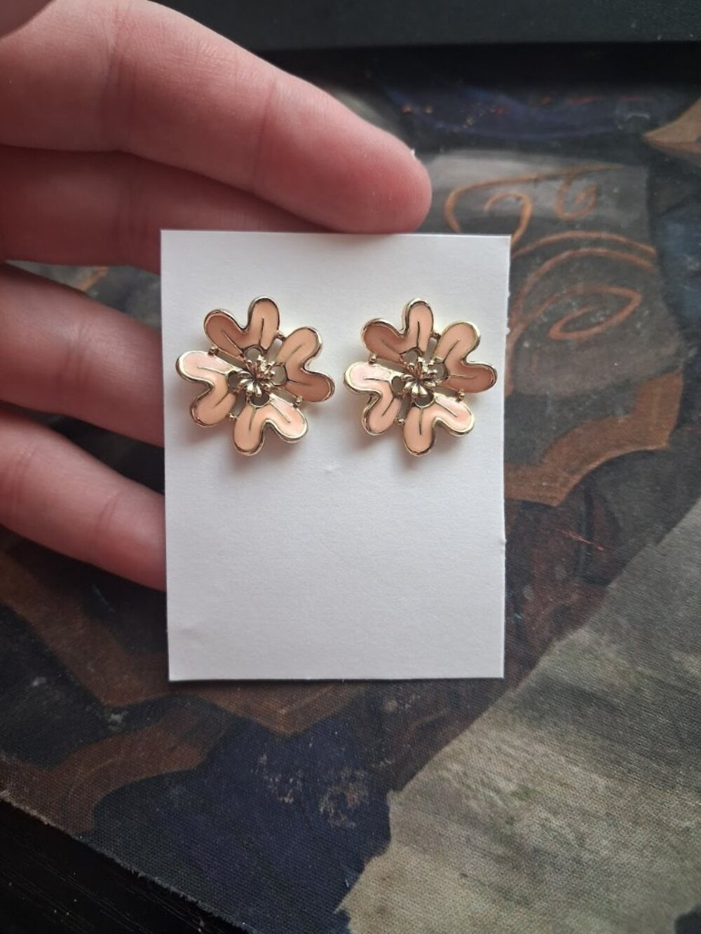 Flower stud earrings
